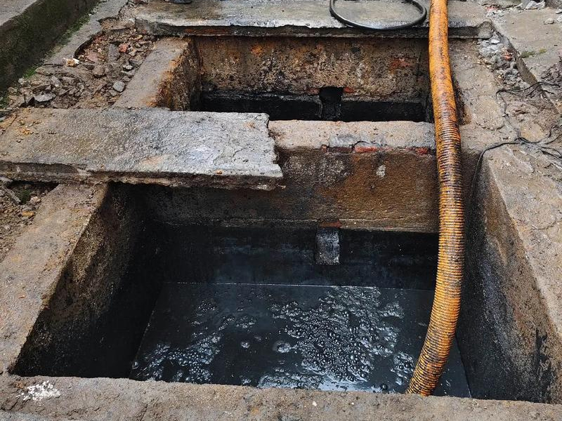 阳光嘉园清理化粪池